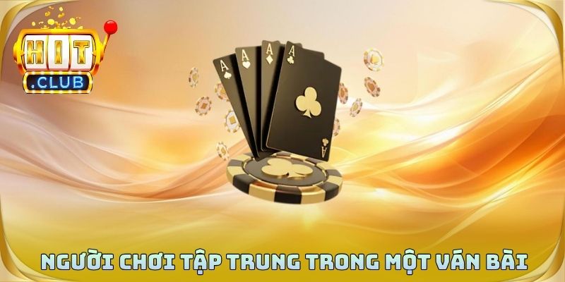 Người chơi tập trung trong một ván bài